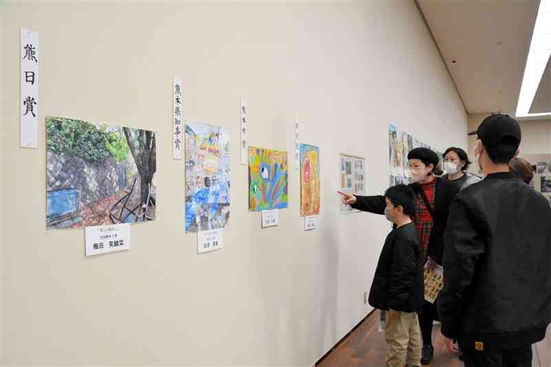 さまざまな作品が並ぶ第77回熊日学童スケッチ展＝5日、熊本市中央区