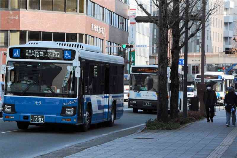 熊本市中心部を走る路線バス。3社が4月からの減便を検討している＝5日、熊本市中央区