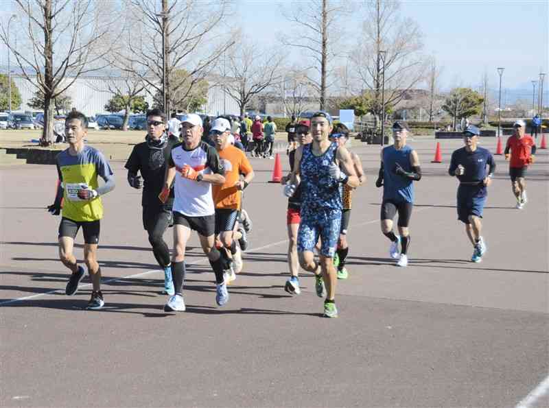 熊本城マラソンに向けて、ペースランナーに従って30キロを走る練習会＝8日、八代市