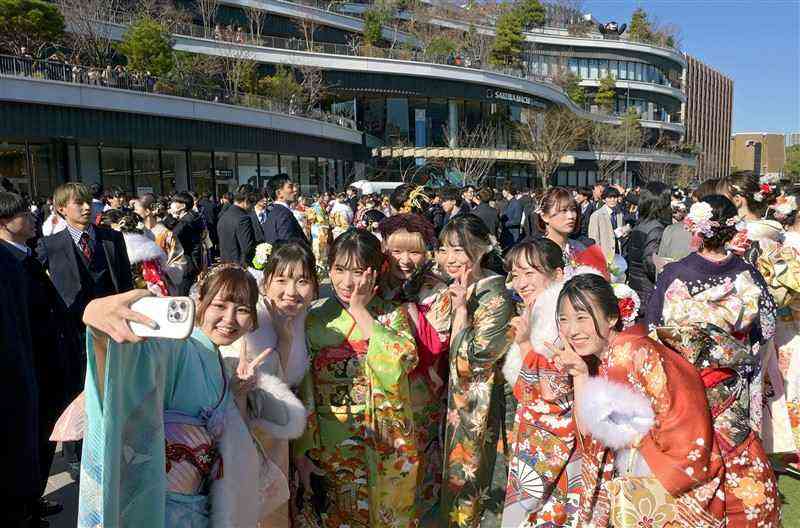 「はたちの記念式典」後、花畑広場で記念撮影する参加者たち＝8日午後、熊本市中央区（谷川剛）
