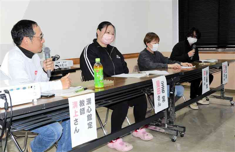 「定時制は自分らしくいられる大切な居場所」と話す生徒たち＝昨年12月、荒尾市