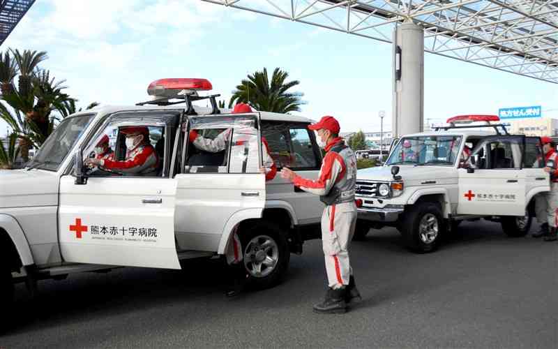 能登半島地震の被災者支援で石川県に向けて出発する熊本赤十字病院の職員ら＝9日、熊本市東区