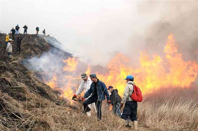 牧野に火入れする白川地区の村民ら＝2020年3月、南阿蘇村