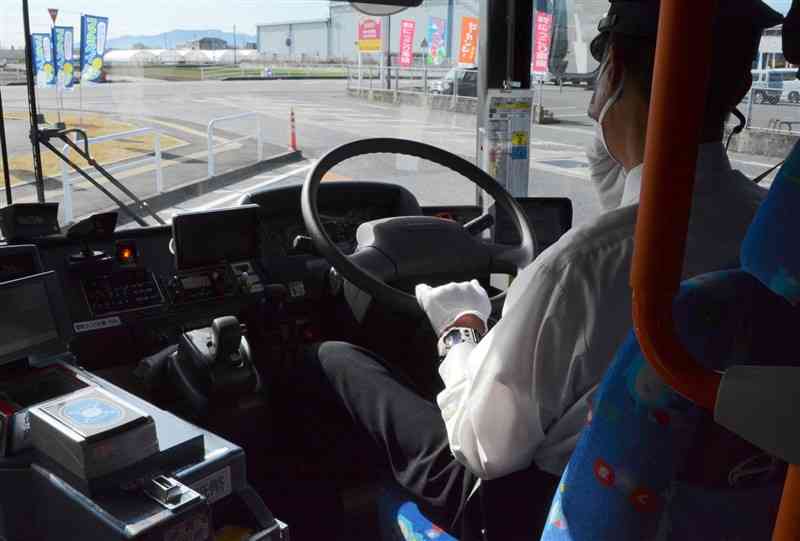 2024年問題で、働き方の転換点を迎えている路線バスの運転手＝9日、熊本市西区