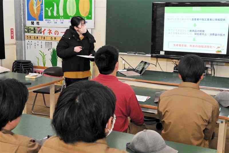 キクイモの研究成果を発表する富山結羽さん（奥）＝10日、菊池市