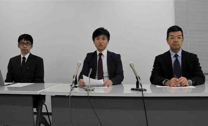 デロイトトーマツグループの「熊本半導体ビジネス室」について説明する貴志隆博室長（中央）ら＝12日、県庁