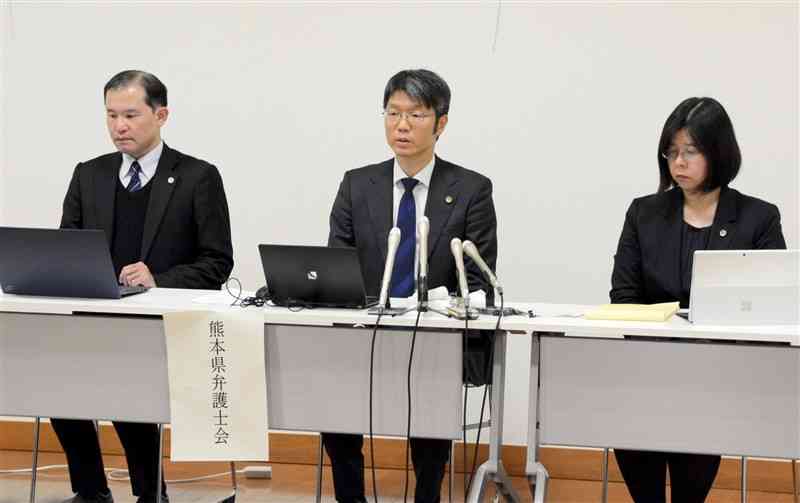 記者会見で内川寛弁護士の懲戒手続きについて説明する熊本県弁護士会の渡辺裕介会長（中央）＝12日、熊本市中央区