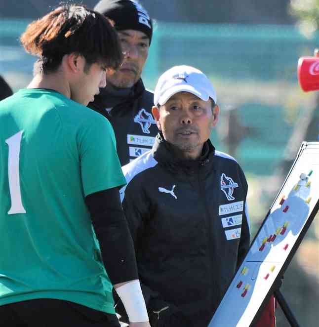 練習試合の合間にGK田代琉我（左）と話す大木武監督（右）＝熊本県民総合運動公園サッカー場