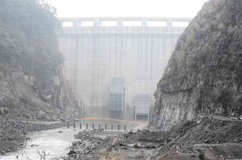 試験湛水が始まった立野ダム＝15日午前、南阿蘇村