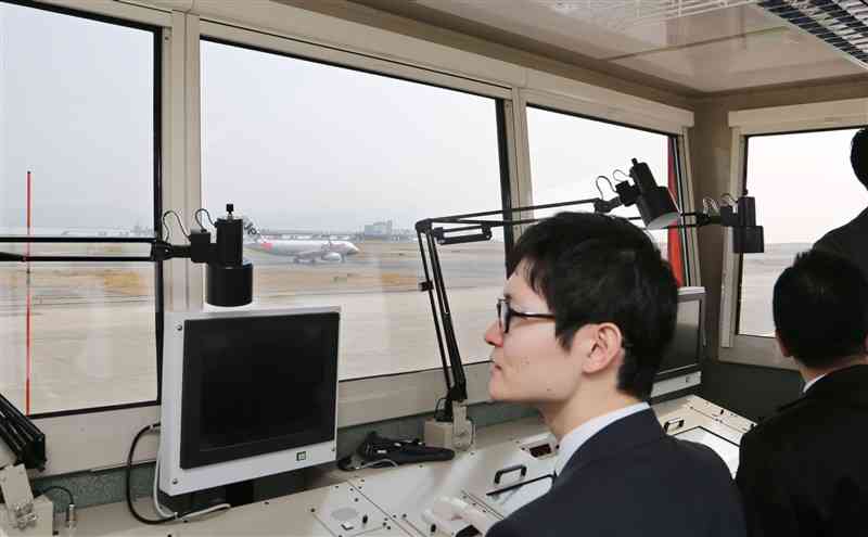 航空管制官＝2016年、関西（かんさい）空港