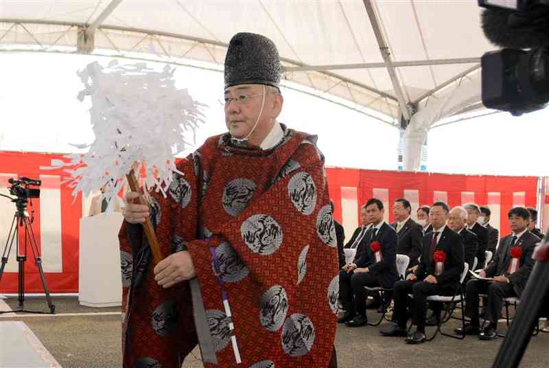 関係者約30人が参列した災害公営住宅建設の安全祈願祭＝16日、人吉市