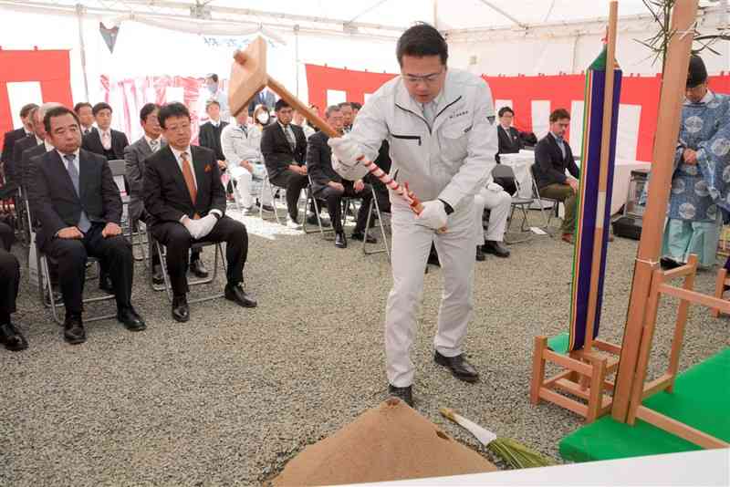 金峰山少年自然の家の起工式で安全を祈願する金峰山ビレッジの藤吉一真社長＝16日、熊本市西区