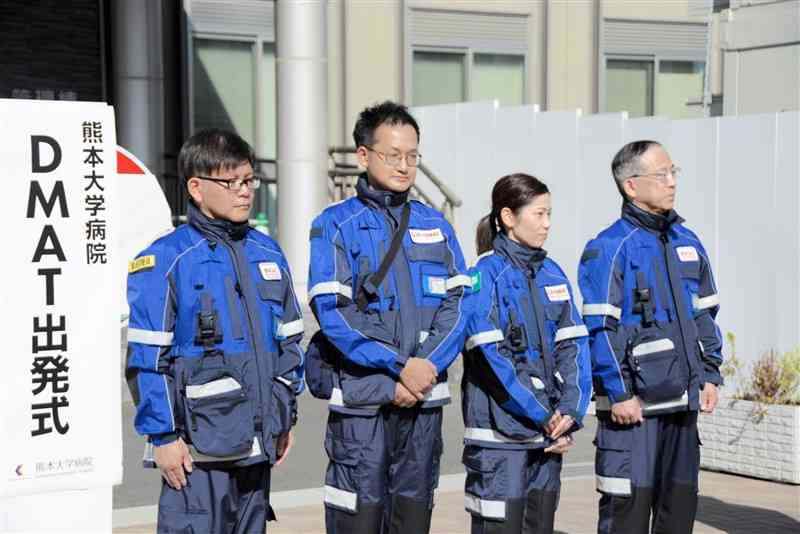 能登半島地震で被災した石川県穴水町に派遣される熊本大病院のDMATのメンバー＝16日、熊本市