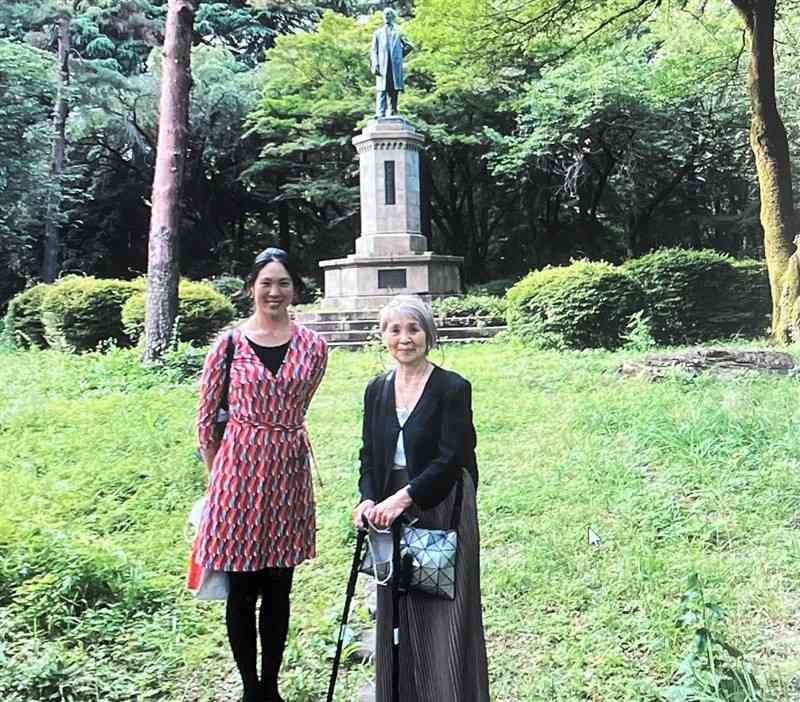 一橋大の構内にある矢野二郎の銅像前で母と記念撮影