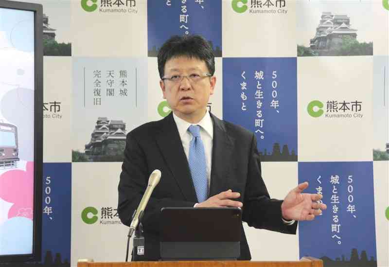 定例記者会見で、次期熊本県知事選では「中立」の立場を取ると表明した熊本市の大西一史市長＝18日、市役所