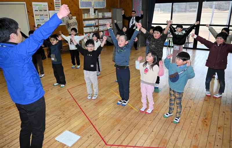 ダンスを交えて「早寝早起き朝ごはん」の大切さを学ぶりんどうケ丘小の児童たち＝18日、南小国町