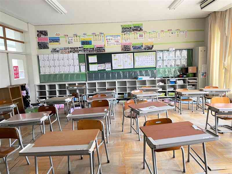 地震被害で学校全体が傾斜した石川県輪島市の小学校の教室。床が反り上がっている＝15日（熊本県教育委員会提供）