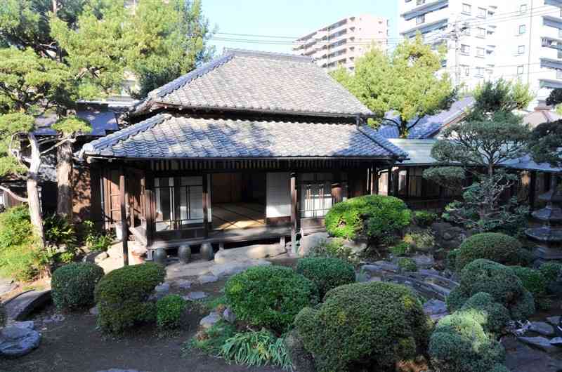 国の重要文化財に指定された「吉田松花堂」＝熊本市中央区