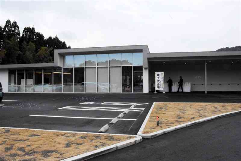 球磨村渡地区の高台に完成した特別養護老人ホーム千寿園＝19日、球磨村