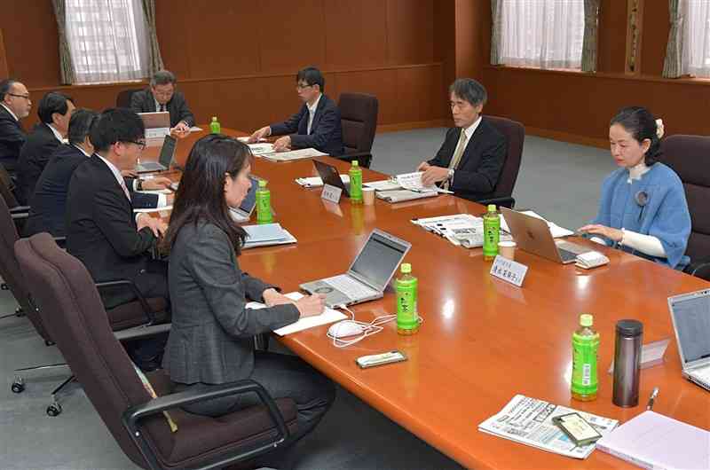 次期県知事選など熊日の報道について意見が交わされた「読者と報道を考える委員会」＝19日午後、熊本市中央区の熊日本社（上杉勇太）