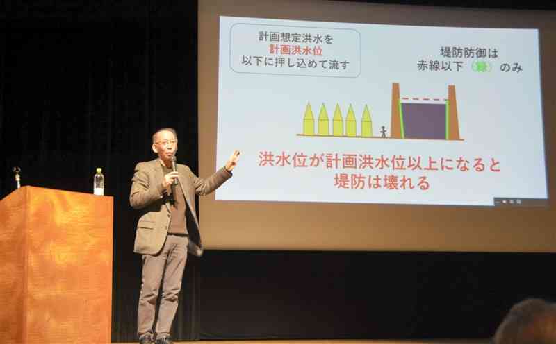 流水型ダムに反対する市民らが開いた学習会で講演する、元国土交通省防災課長の宮本博司氏＝20日、人吉市