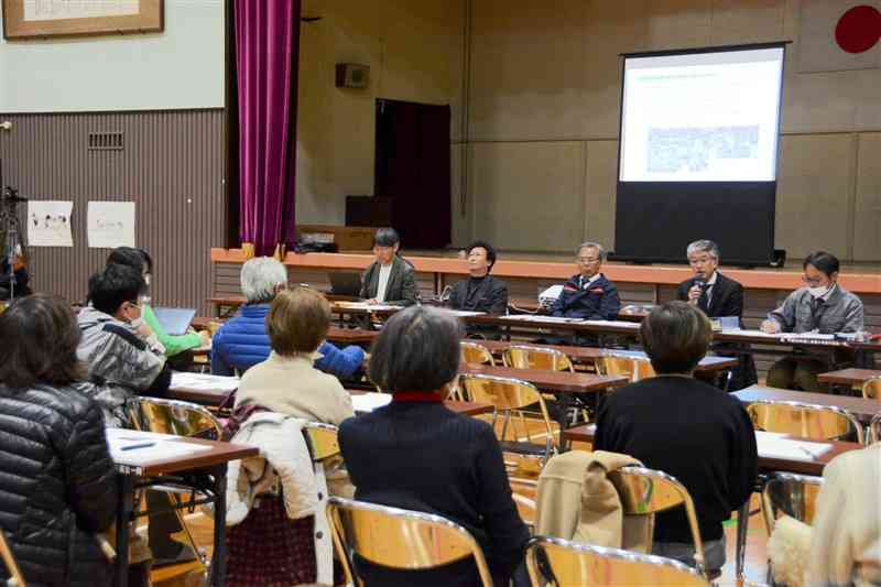 災害公営住宅の工事内容説明会で住民らの質問を受ける人吉市の担当者や施工業者ら（奥）＝20日、人吉市