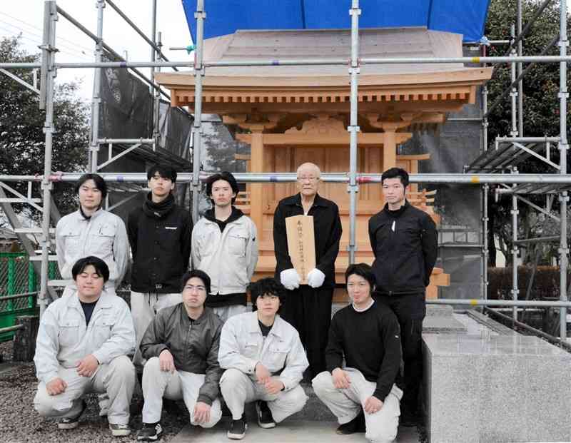 新開神社の本殿を新築した球磨工高伝統建築専攻科の生徒と、依頼した岩下博明さん（後列右から2人目）＝19日、合志市