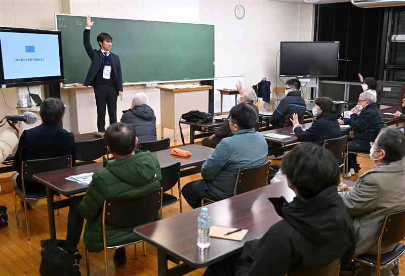 夜間中学校「ゆうあい中」の体験授業会で、数学を学ぶ参加者たち＝22日夜、熊本市中央区（小野宏明）