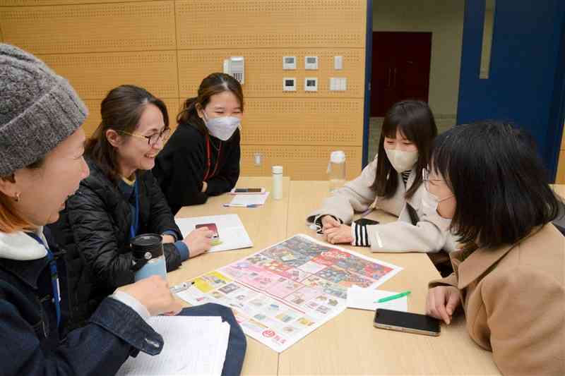 会話などを通して日本語を学ぶTSMC関係者と日本人ボランティア＝23日、菊陽町
