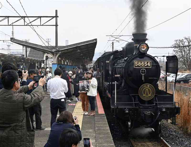 JR玉名駅に停車する観光列車「SL人吉」＝12日、玉名市