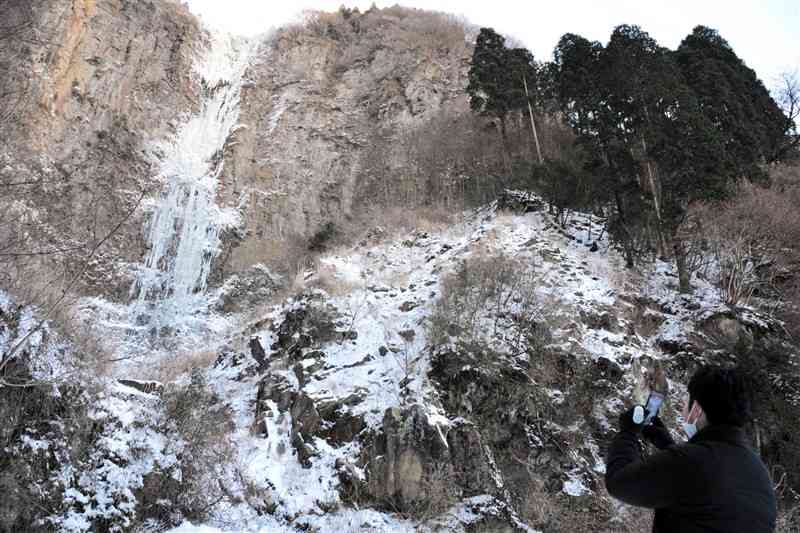 今季一番の冷え込みで凍り付いた「古閑の滝」＝25日、阿蘇市