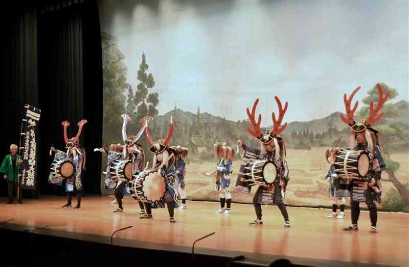 熊本県内各地の太鼓や踊りが披露された「第8回地域伝統芸能祭」＝28日、宇土市