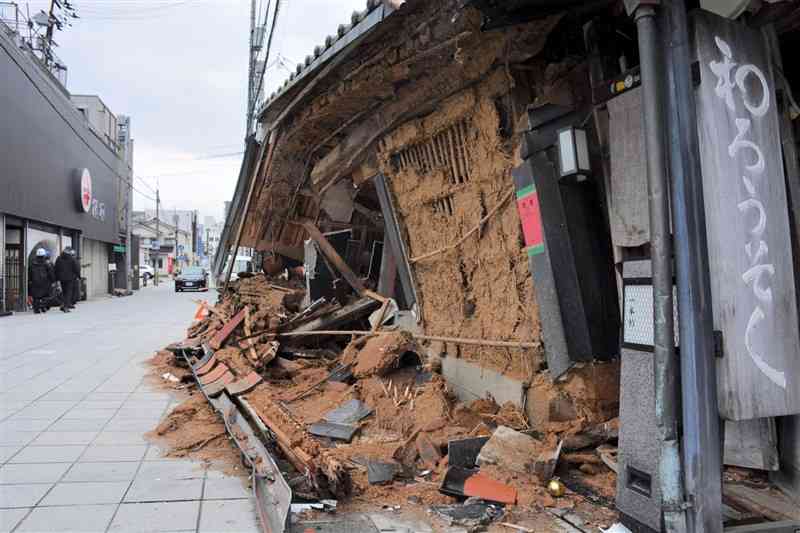 震度6強の揺れで多くの建物が崩れた石川県七尾市の目抜き通り＝12日