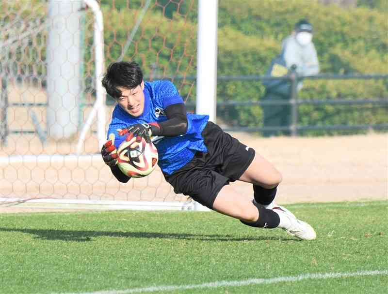 練習でボールをキャッチするGK佐藤史騎＝熊本県民総合運動公園サッカー場