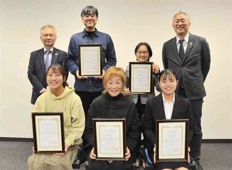 助成金の贈呈書を受け取った県内5団体の代表ら＝30日、熊本市中央区