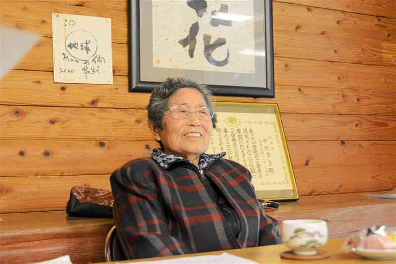長寿の秘けつを語る100歳の中村ヨシコさん＝30日、水俣市