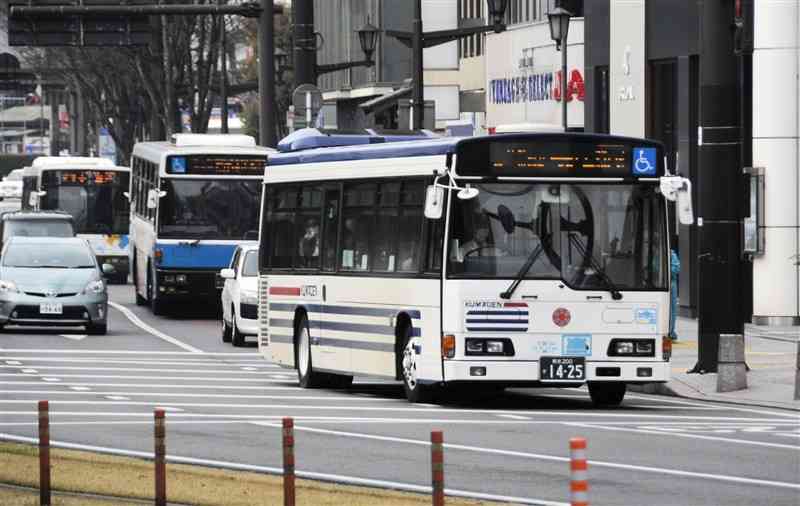 熊本市中心部を走る路線バス。運転手の長時間労働が規制される「2024年問題」への対応を迫られている＝31日、中央区