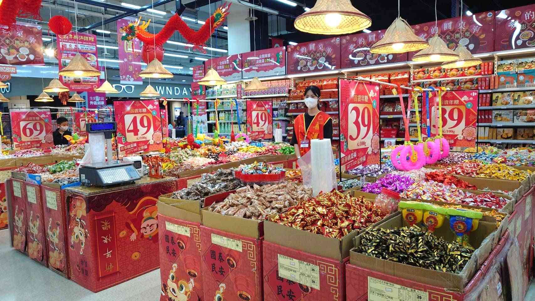 春節前、量販店にはあめやお菓子を販売するコーナーが設けられます＝１月20日、桃園（ＮＮＡ撮影）
