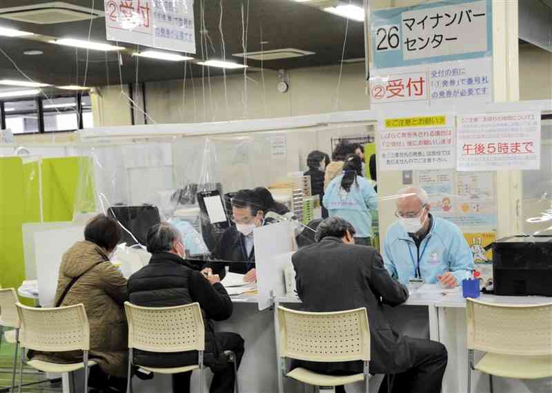 熊本市中央区役所のマイナンバーセンター。マイナカードの申請や更新の手続きを受け付けている＝1月9日、熊本市中央区