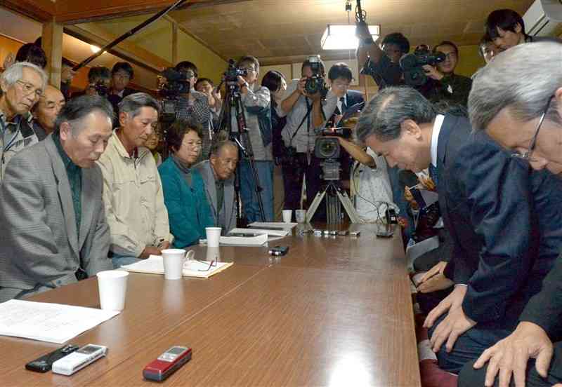 水俣病の患者認定を巡り、県による棄却処分を経て「認定相当」と裁決された下田良雄さん（左手前）と面会する蒲島郁夫知事＝2013年11月、水俣市（谷川剛）