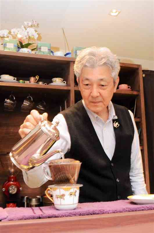 「飲んだ人が『おいしい』と思えるコーヒーが、一番おいしいコーヒーなんです」と話す佐野俊郎さん＝熊本市中央区の紫苑珈琲店