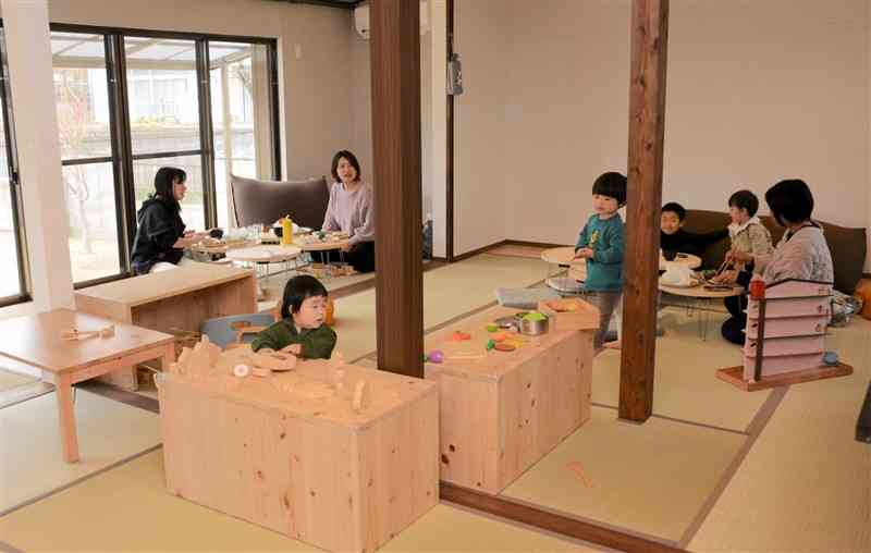 子どもが過ごしやすいよう畳張りにしたカフェ「Jicca」＝1月31日、合志市