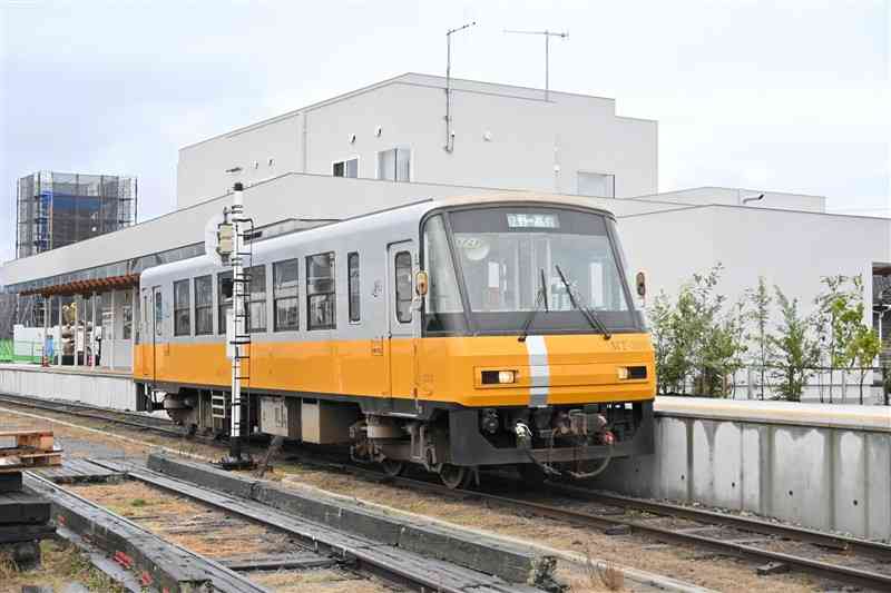 地域おこし協力隊員への給与の未払いが発覚した南阿蘇鉄道。列車後方は南鉄高森駅＝1日、高森町