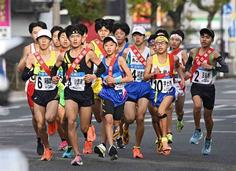 前回大会でスタートする1区の選手たち＝天草市（石本智）