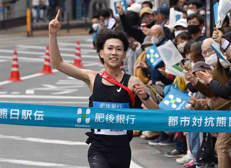 前回大会で、1位でフィニッシュする熊本市のアンカー加藤純平（熊本陸協）＝熊本市中央区のびぷれす熊日会館前（横井誠）