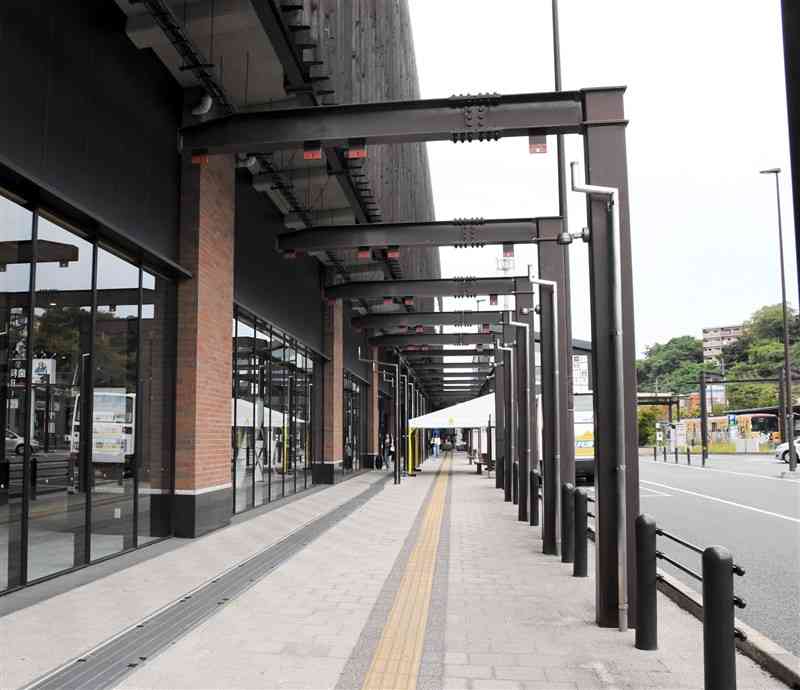 安全性が確認できない屋根の一部が撤去されたJR上熊本駅の歩行者通路＝2023年10月、熊本市西区