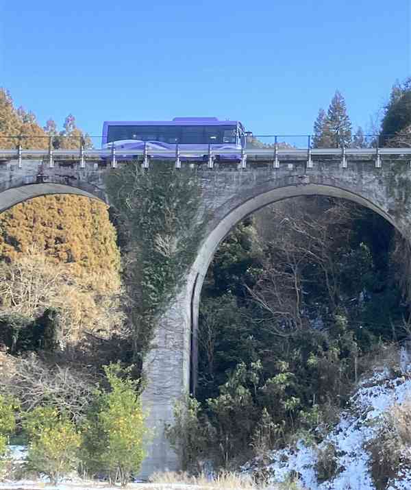 かつて鉄道が走っていた栗木野橋りょうをバスが通っていく＝福岡県東峰村
