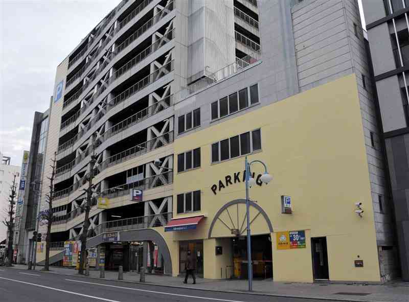 「パスート24」の銀座プレス立体駐車場。熊本市中心部の五つの駐車場で学割を実施している＝2日、熊本市中央区