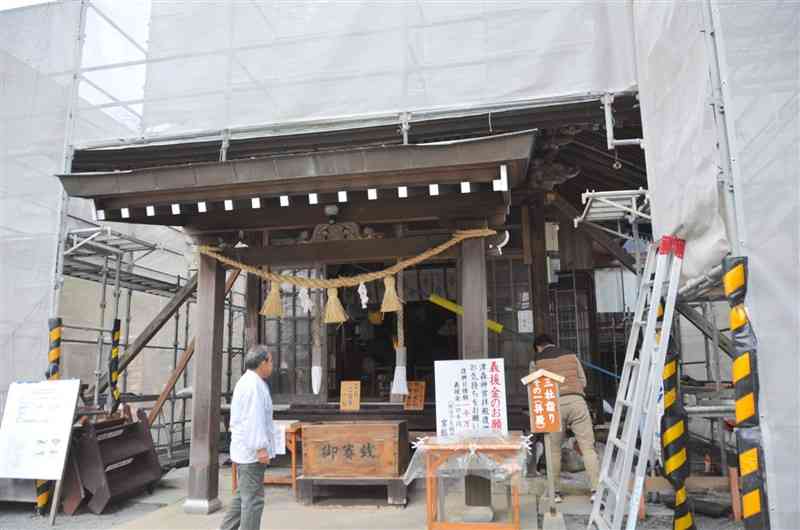 熊本地震で被災した拝殿の復旧工事が始まった津森神宮＝2日、益城町
