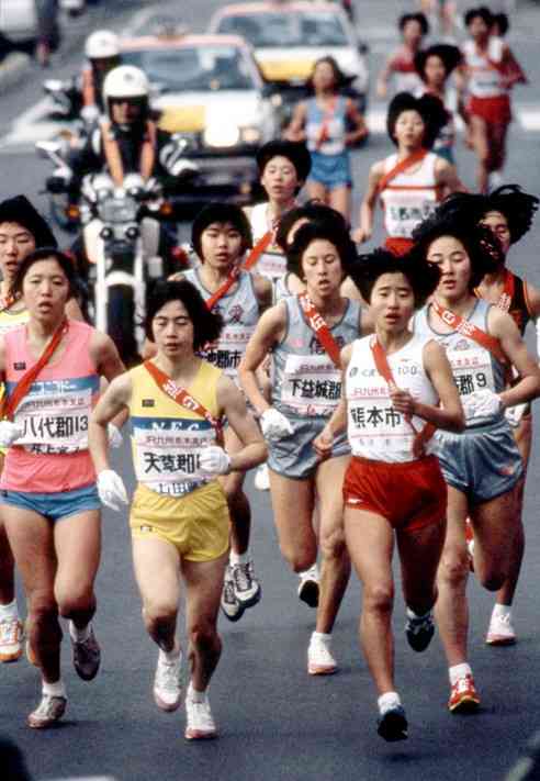 女子参加が最後となった1989年の第15回大会。スタート直後、集団で走る選手たち＝本渡市（現天草市）